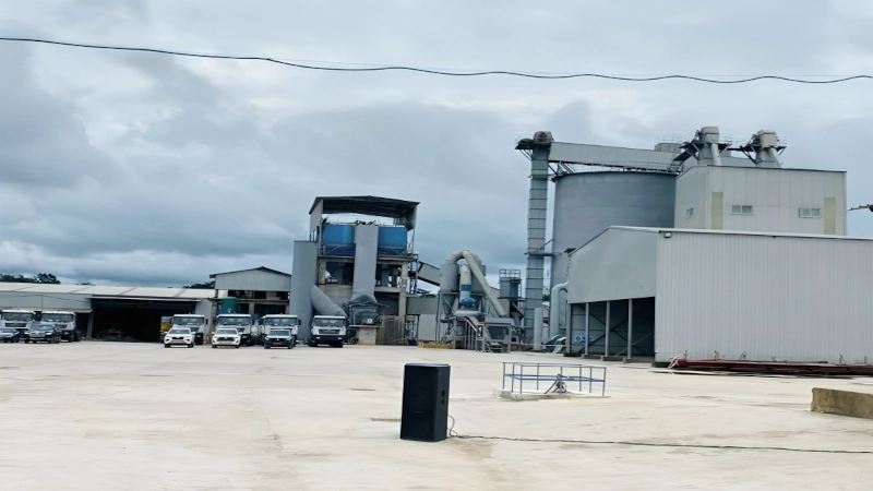 le ministre des mines de l&rsquo;industrie et du développement technologique, le pr fuh calitus gentry inaugure la nouvelle cimenterie central africa cement à édéa.